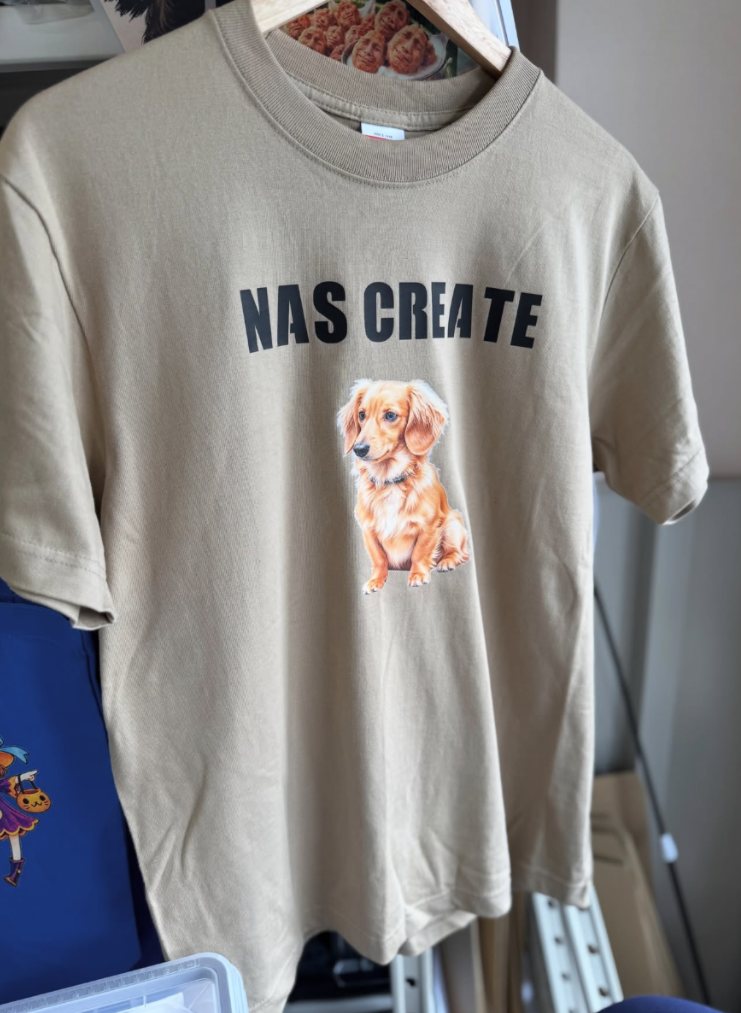 ダックスフンドとNAS CreateロゴをプリントしたベージュのTシャツ