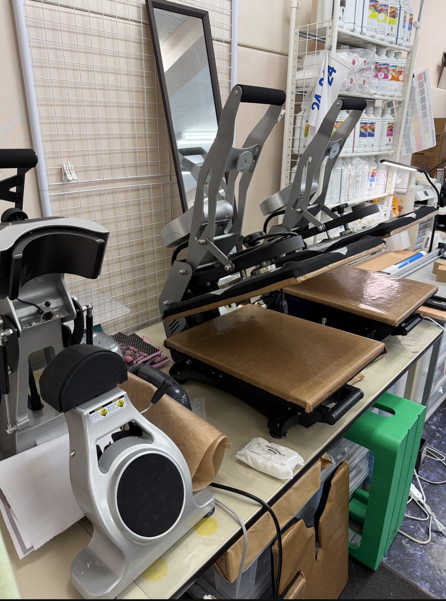 NAS Createの作業場に並ぶ平板プレス機と帽子用プレス機